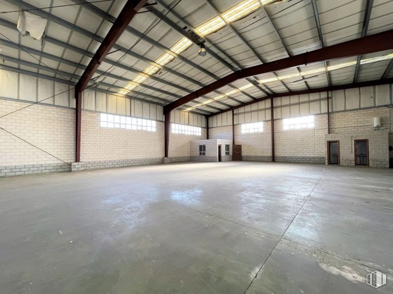 Nave en alquiler en Zona industrial, Sanchidrián, Ávila, 05290 con pasillo, suelo, piso, madera, material compuesto, bienes raíces, techo, hormigón, accesorio y habitación alrededor