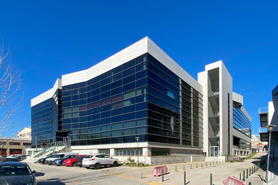 Oficina en alquiler y venta en Avenida Industria, Alcobendas, Madrid, 28108 con coche, edificio, cielo, día, neumático, rueda, vehículo, bloque de torre, arquitectura y diseño urbano alrededor