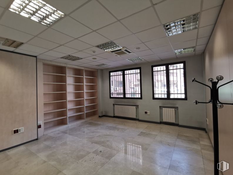 Oficina en venta en Calle Serrano, Chamartín, Madrid, 28016 con ventana, alumbrado, accesorio, edificio, pasillo, diseño de interiores, arquitectura, madera, pavimento y piso alrededor