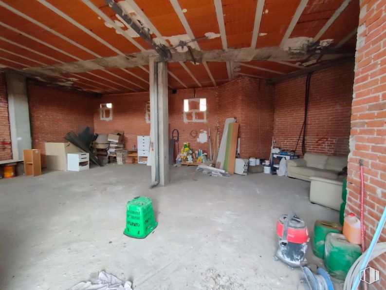 Retail for rent at Calle Fuentevaqueros, 43, Fuenlabrada, Madrid, 28944 with packaged goods, property, wood, building, floor, house, flooring, interior design, brickwork and beam around