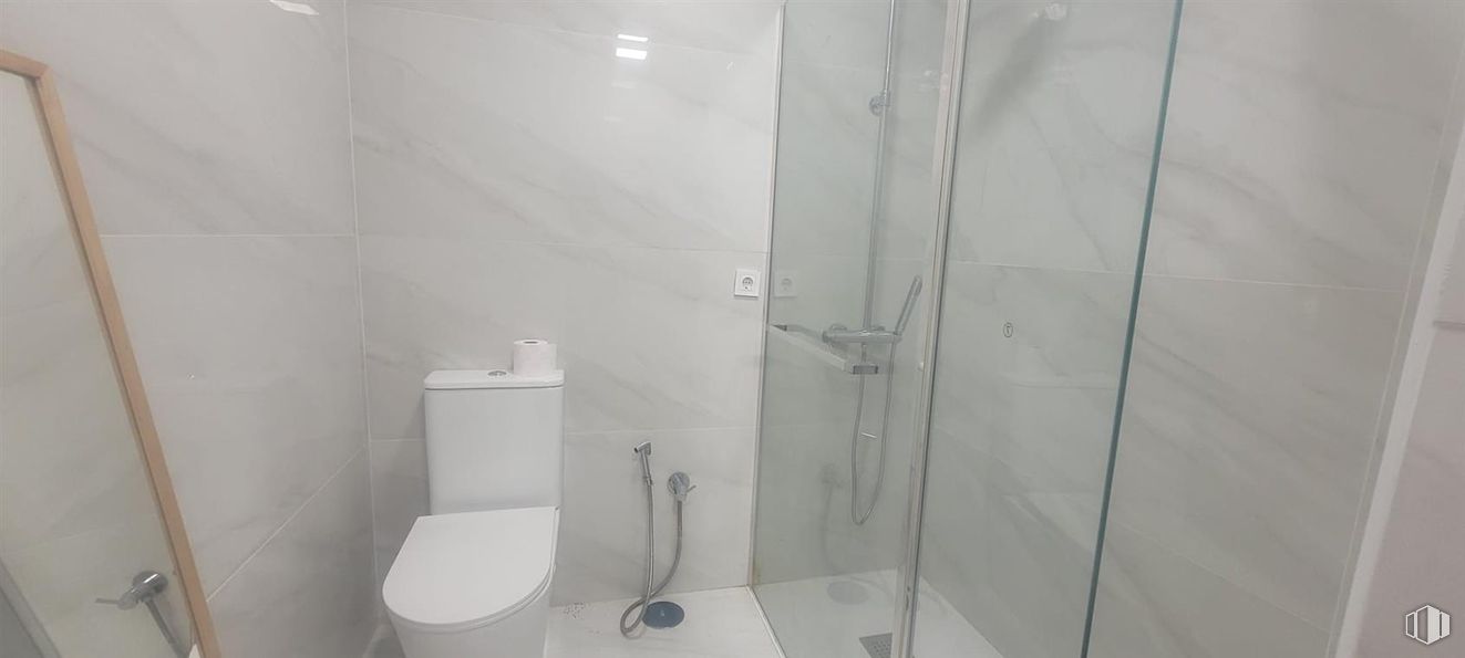 Retail for sale at Calle Javier Vicente Montero, El Escorial, Madrid, 28280 with toilet, plumbing fixture, shower door, bathroom, fixture, shower, toilet seat, interior design, floor and flooring around