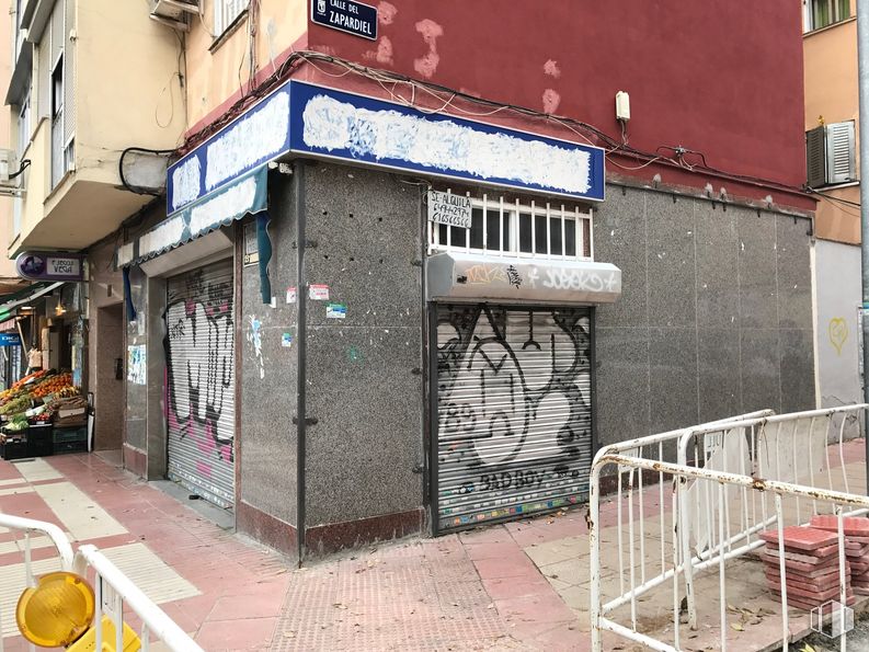 Local en alquiler en Calle Castillo de Simancas, 22, San Blas - Canillejas, Madrid, 28037 con cama, edificio, ventana, pared, puerta, fachada, ladrillo, carretera, ciudad y área urbana alrededor