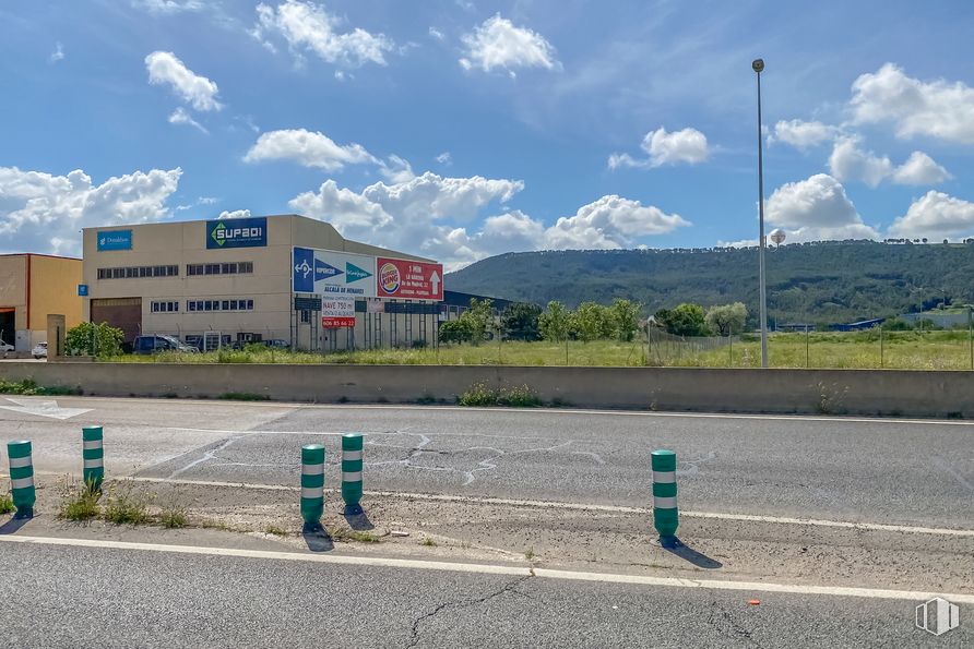 Suelo en alquiler en Avenida Madrid, 31, Alcalá de Henares, Madrid, 28802 con edificio, nube, cielo, planta, día, ecorregión, luz de la calle, superficie de la carretera, terreno y montaña alrededor