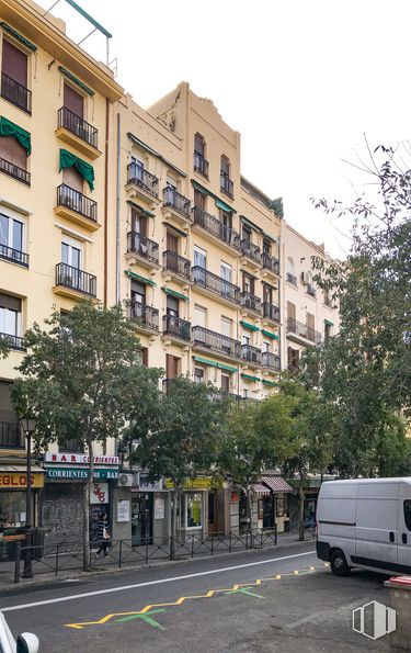 Retail for sale at Calle Vallehermoso, 48, Chamberí, Madrid, 28015 with van, building, sky, vehicle, window, tire, infrastructure, tree, wheel and architecture around