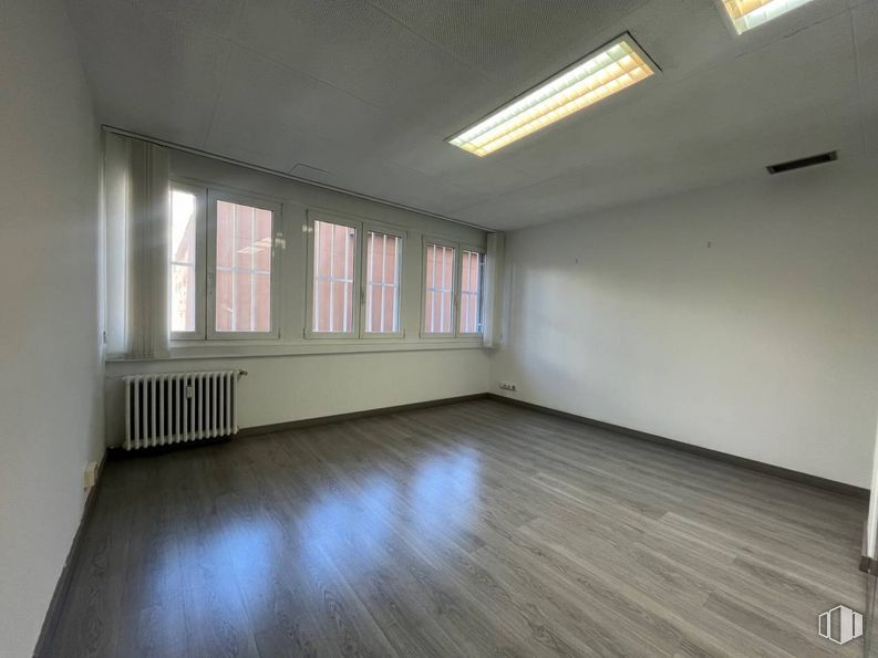 Oficina en alquiler en Calle San Bernardo, Chamberí, Madrid, 28015 con lámpara, alumbrado, ventana, hall, madera, edificio, sombra, accesorio, suelo y suelos alrededor