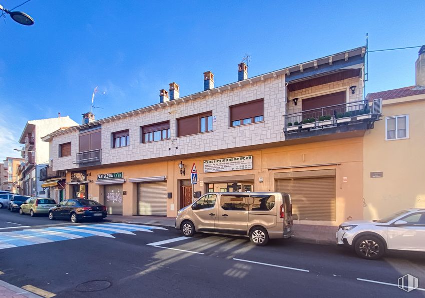 Retail for rent at Calle San Roque, 31, Guadarrama, Madrid, 28440 with van, car, building, wheel, tire, sky, land vehicle, vehicle, window and asphalt around