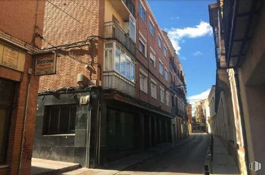 Retail for sale at Calle Doctor Benito Hernando, 16, Guadalajara, 19001 with building, window, cloud, sky, road surface, wood, neighbourhood, facade, city and tints and shades around