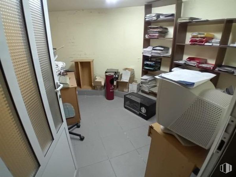 Local en venta en Calle Revuelta, Colmenarejo, Madrid, 28270 con estantería, mueble, caja, equipos de oficina, suelos, suelo, material de oficina, silla, habitación y escritorio alrededor