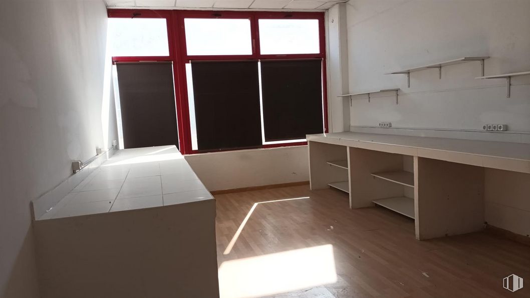 Industrial for rent at Calle Turín, 15, Parla, Madrid, 28980 with window, property, furniture, cabinetry, building, wood, interior design, drawer, fixture and countertop around