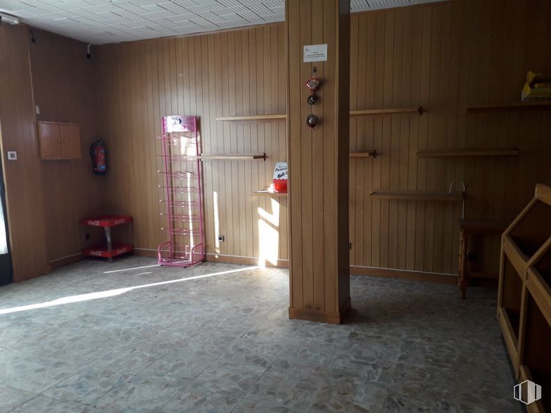 Retail for rent at Zona San Lorenzo, Segovia, 40003 with wood, flooring, building, floor, hall, hardwood, tints and shades, ceiling, house and fixture around