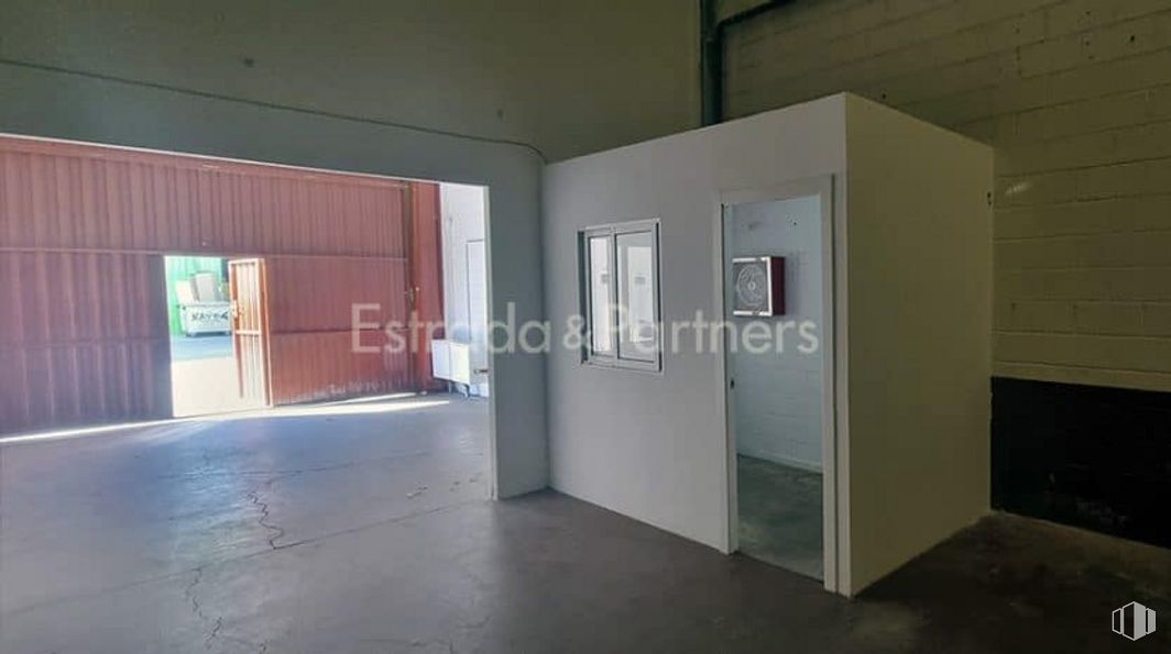 Nave en alquiler en Avenida Fuente Nueva, San Sebastián de los Reyes, Madrid, 28700 con accesorio, madera, suelos, suelo, hall, vidrio, techo, exterior del automóvil, fachada y hormigón alrededor