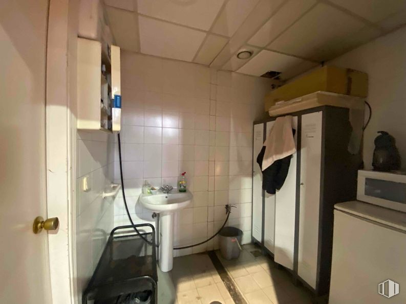 Industrial for sale at Zona empresarial, Alcobendas, Madrid, 28100 with sink, flooring, floor, plumbing fixture, room, plumbing, tap, bathroom sink, tile and tile flooring around