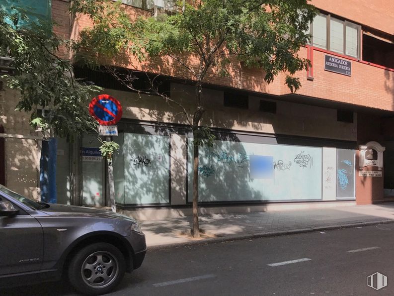 Retail for sale & for rent at Calle Hilarión Eslava, Chamberí, Madrid, 28015 with wheel, car, window, tire, vehicle, automotive lighting, hood, motor vehicle, automotive design and asphalt around