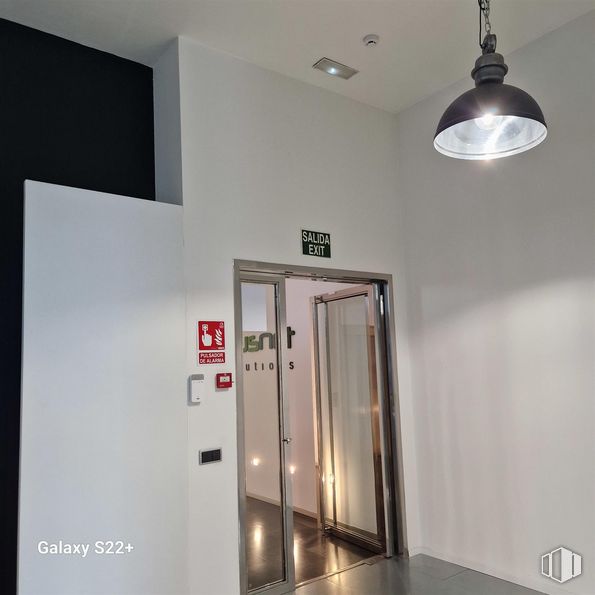 Oficina en alquiler en Calle Emilio Muñoz, 3, San Blas - Canillejas, Madrid, 28037 con lámpara, alumbrado, puerta, propiedad, edificio, luz, accesorio, madera, interiorismo y casa alrededor