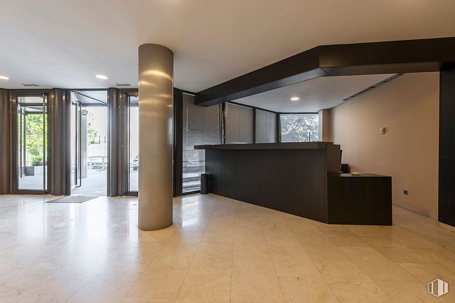 Oficina en alquiler y venta en Calle Gobelas, 33, Moncloa - Aravaca, Madrid, 28023 con propiedad, edificio, entrada, madera, diseño de interiores, planta de casa, arquitectura, piso, sombra y suelo alrededor