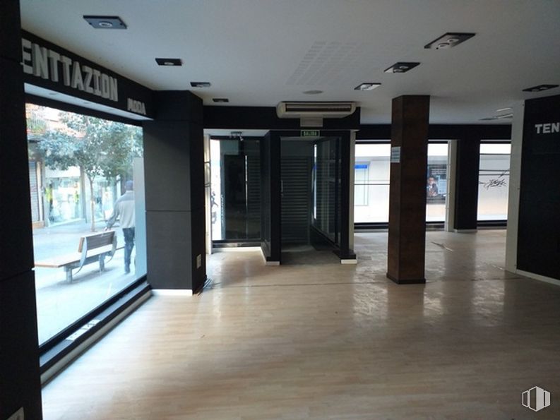 Local en alquiler y venta en Calle Moraleja, Alcorcón, Madrid, 28921 con mesa de trabajo, mueble, persona, edificio, accesorio, puerta, pavimento, piso, madera y pasillo alrededor