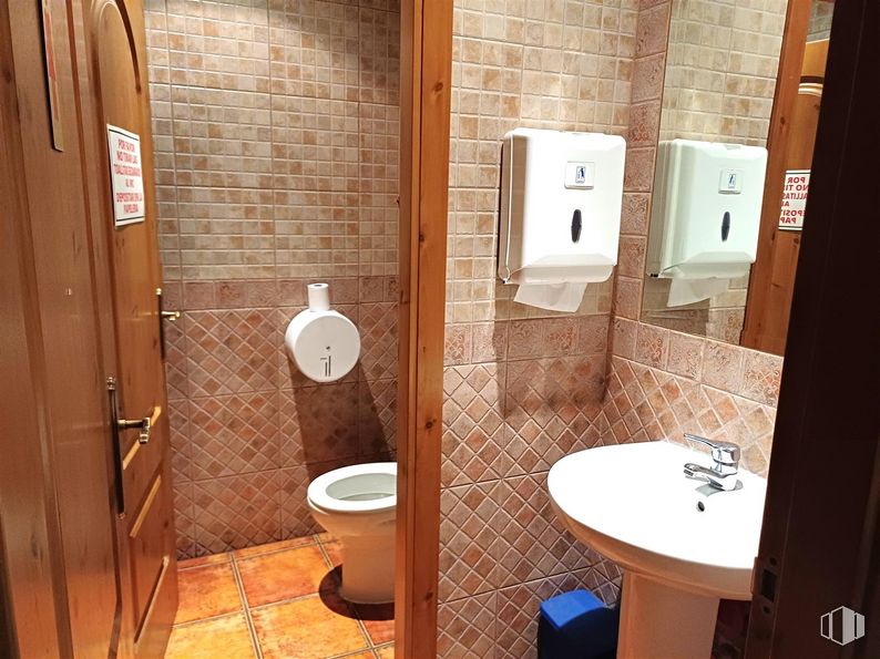 Local en venta en Avenida Circunvalación, Daganzo de Arriba, Madrid, 28814 con inodoro, fregadero, puerta, secador de manos, marrón, propiedad, accesorios de fontanería, cuarto de baño, negro y lavabo alrededor