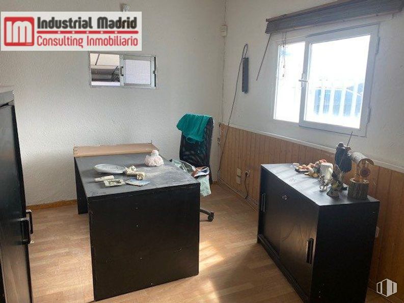 Industrial for sale at Polígono El Guijar, Arganda del Rey, Madrid, 28500 with window, cabinetry, table, cupboard, desk, countertop, property, furniture, interior design and flooring around