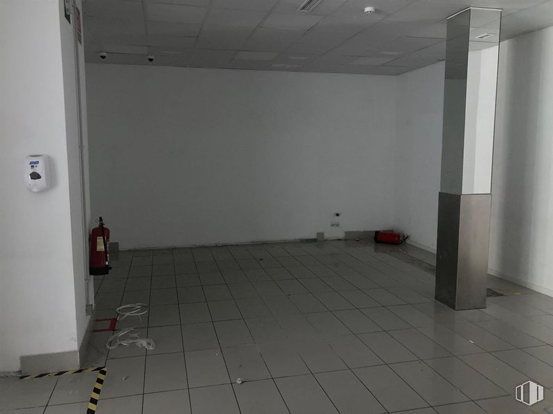 Retail for sale & for rent at Plaza del Salvador, Leganés, Madrid, 28912 with property, floor, hall, flooring, wood, gas, ceiling, composite material, hardwood and tile flooring around