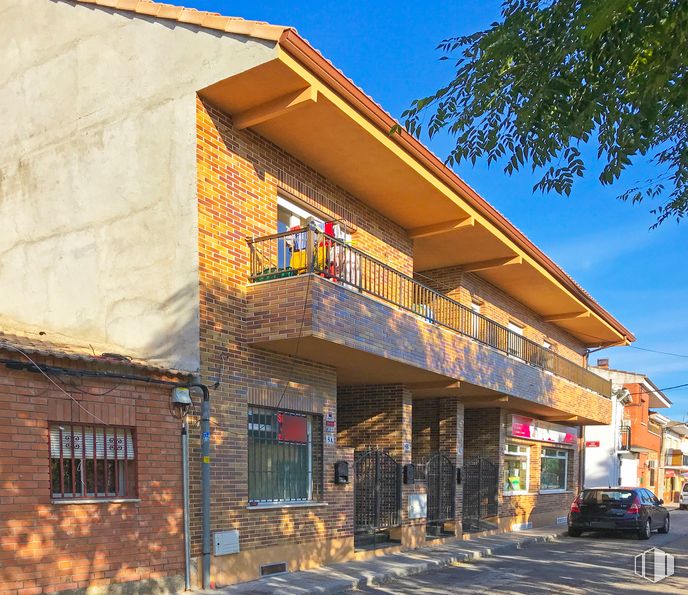 Retail for rent at Calle San Sebastián, 5, Valdetorres de Jarama, Madrid, 28150 with car, window, house, sky, building, tire, wheel, wood, urban design and vehicle around