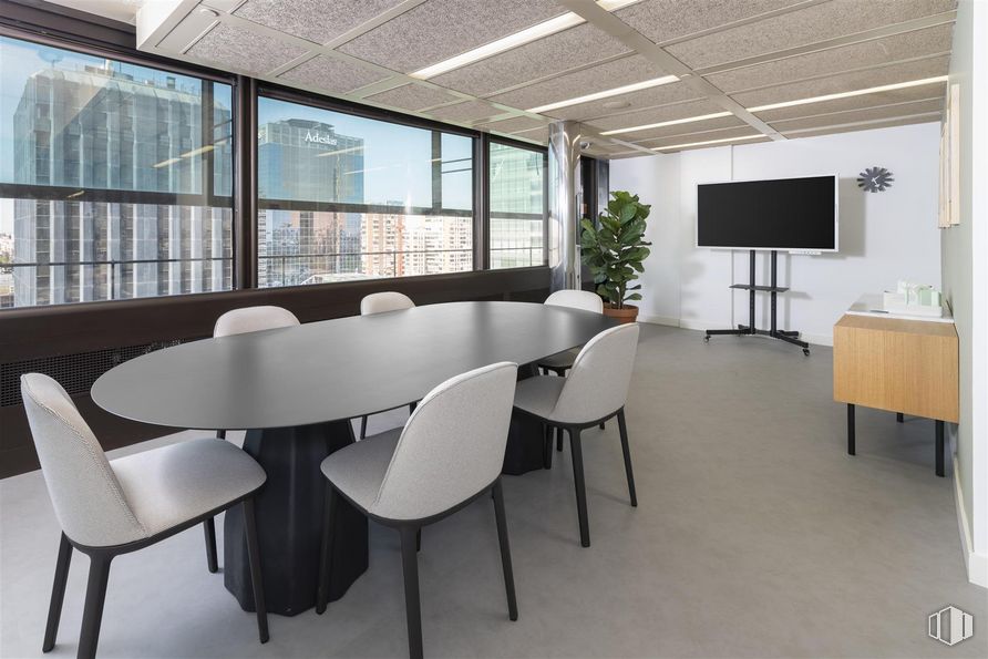 Oficina en alquiler en Edificio Castellana 81, Paseo Castellana, 81, Tetuán, Madrid, 28046 con silla, televisión, mesa de cocina y comedor, mesa, planta de interior, propiedad, mueble, planta, edificio y interiorismo alrededor