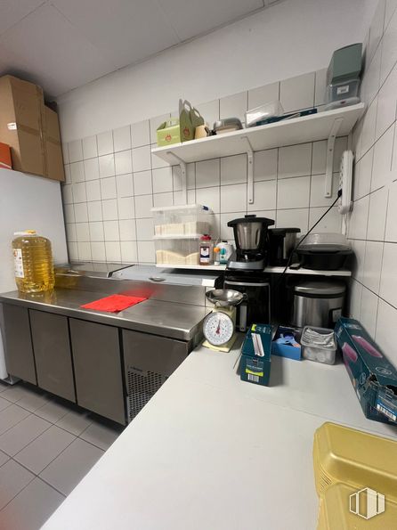 Retail for rent at Calle Zabaleta, Chamartín, Madrid, 28002 with countertop, kitchen sink, tap, cabinetry, kitchen appliance, kitchen, sink, kitchen stove, flooring and floor around