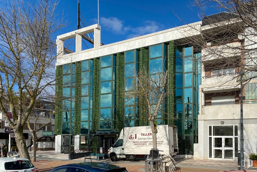 Oficina en alquiler en Vía Dos Castillas, 9 C, Pozuelo de Alarcón, Madrid, 28223 con edificio, ventana, cielo, tiempo de día, árbol, diseño urbano, planta, vecindario, condominio y vehículo alrededor