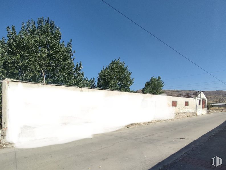 Land for sale at Calle Alberche, El Tiemblo, Ávila, 05270 with sky, tree, road surface, land lot, slope, plant, asphalt, tar, composite material and tints and shades around