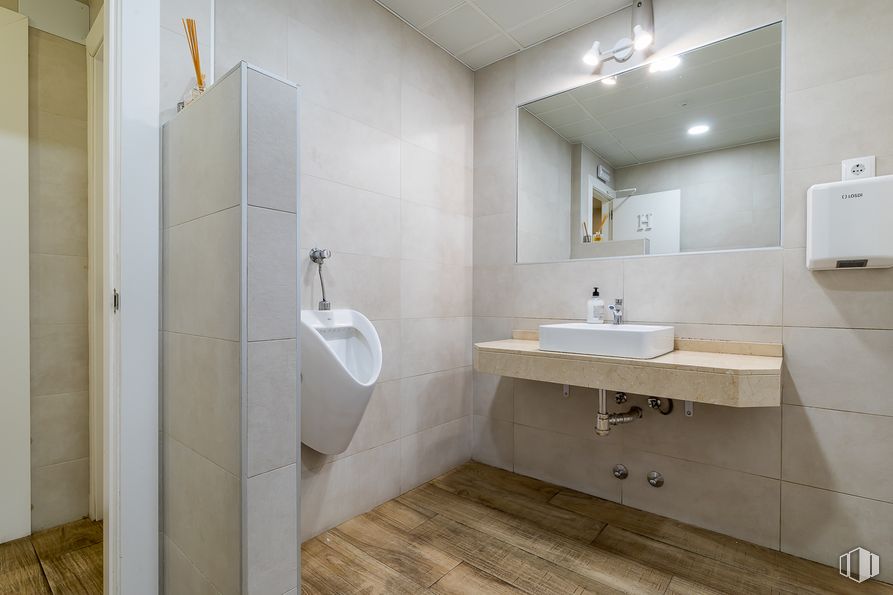 Local en venta en Carretera de Fuencarral, Alcobendas, Madrid, 28108 con fregadero, espejo, grifo, accesorios de fontanería, edificio, lavabo, cuarto de baño, madera, casa y accesorio alrededor