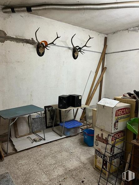 Local en venta en Calle Mármol, Torrejón de Ardoz, Madrid, 28850 con mesa, caja de envío, insecto, productos envasados, ventilador de techo, madera, interiorismo, gris, suelo y edificio alrededor