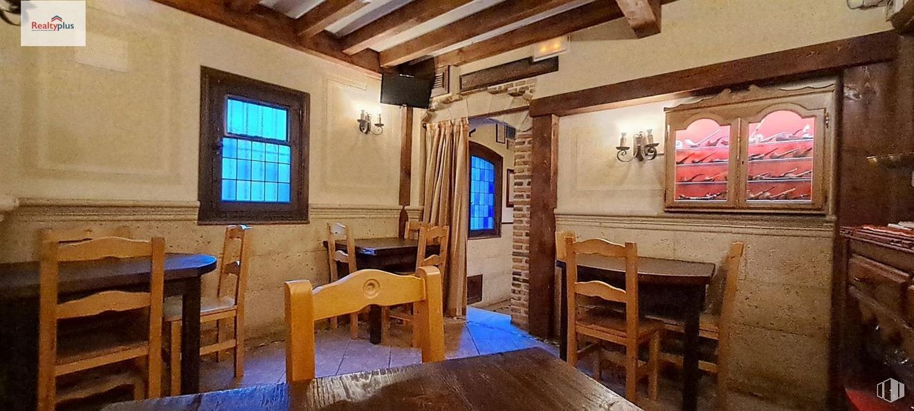 Retail for sale at Casco histórico, Segovia, 40003 with chair, window, kitchen & dining room table, furniture, table, property, wood, interior design, architecture and floor around