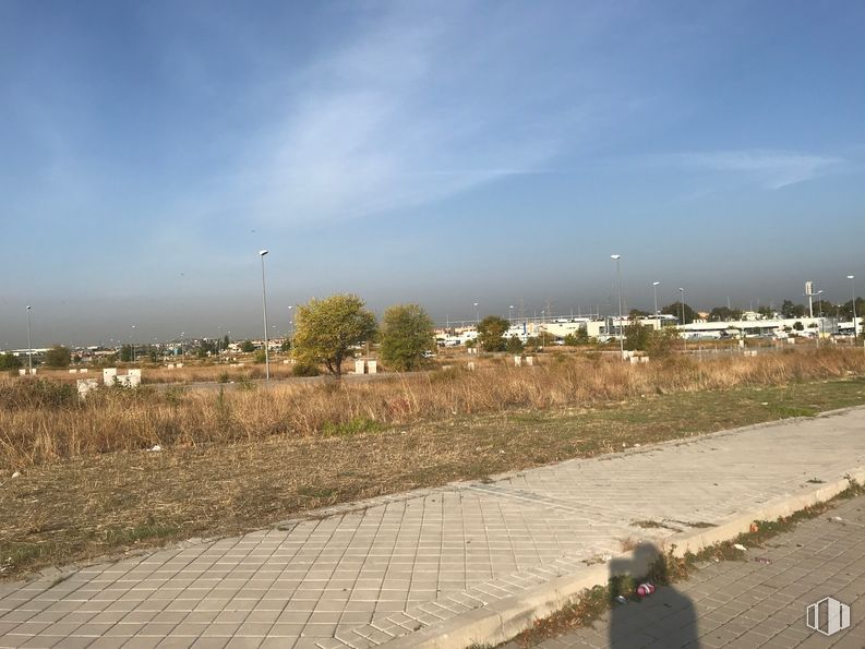 Suelo en venta en Calle Emilio Alzamora, 37, Leganés, Madrid, 28914 con nube, cielo, planta, superficie de carretera, luz de la calle, árbol, asfalto, hierba, horizonte y montaña alrededor