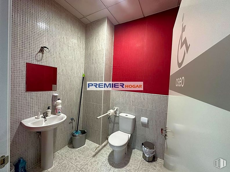 Retail for rent at Avenida Dr. Fleming, Yuncos, Toledo, 45210 with toilet, sink, building, property, plumbing fixture, tap, mirror, bathroom, purple and bathroom sink around