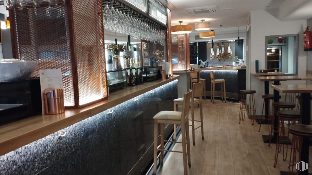 Local en alquiler en Calle Doctor Fleming, Chamartín, Madrid, 28036 con mesa, barware, suelo, suelos, madera, establecimiento de bebidas, edificio, techo, habitación y vidrio alrededor