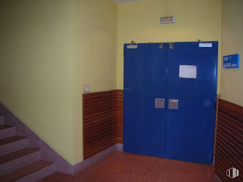 Oficina en alquiler en Calle Antracita, Arganzuela, Madrid, 28045 con puerta, accesorio, pintura, madera, suelos, suelo, madera dura, tinte para madera, azul eléctrico y techo alrededor