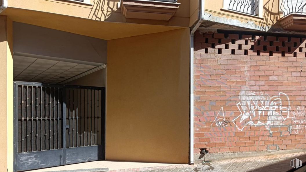 Local en venta en Casco urbano, Quintanar de la Orden, Toledo, 45800 con puerta, edificio, madera, arquitectura, pared, línea, sombra, propiedad material, fachada y inmobiliario alrededor