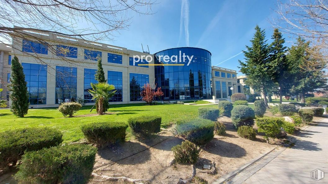 Office for sale at Calle Chile, Las Rozas de Madrid, Madrid, 28290 with facade, public space, commercial building, headquarters, mixed-use, engineering, lawn, corporate headquarters and campus around