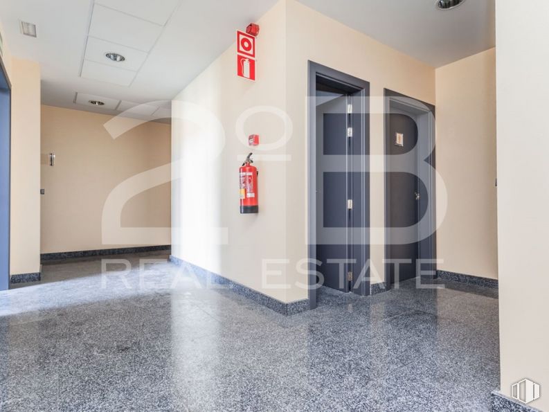 Office for sale at Rivas Centro, Plaza Constitución, 2, Rivas-Vaciamadrid, Madrid, 28529 with door, building, fire extinguisher, interior design, floor, flooring, automotive design, fixture, house, material property and gas around