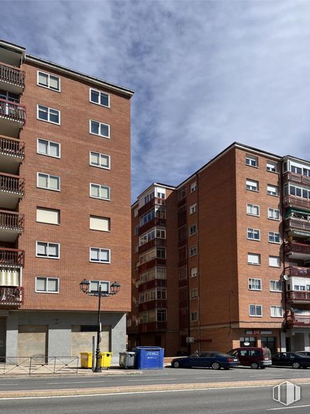 Retail for sale & for rent at Calle Hornos Caleros, Ávila, 05001 with building, cloud, sky, window, daytime, property, street light, tower block, urban design and condominium around