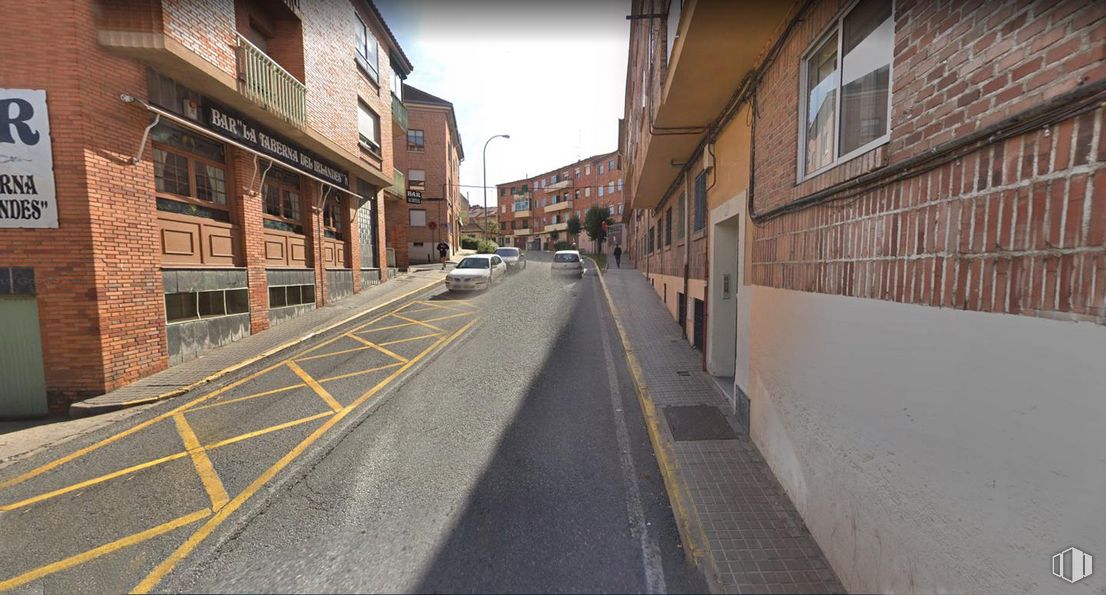 Retail for sale & for rent at Carretera Trescasas, Segovia, 04003 with building, window, road surface, wood, sky, asphalt, urban design, brick, residential area and neighbourhood around