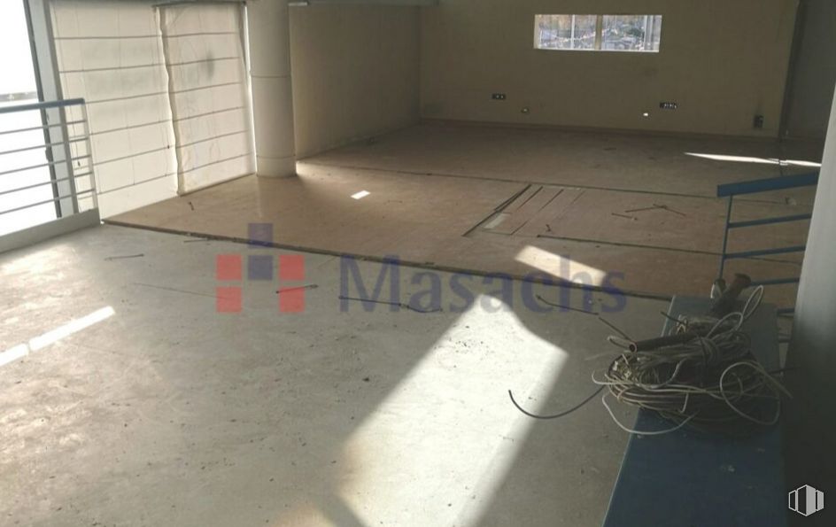 Nave en alquiler y venta en Calle Vía Complutense, Alcalá de Henares, Madrid, 28805 con superficie de la carretera, neumático de automoción, suelos, asfalto, suelo, pared, gas, neumático, exterior del automóvil y material compuesto alrededor