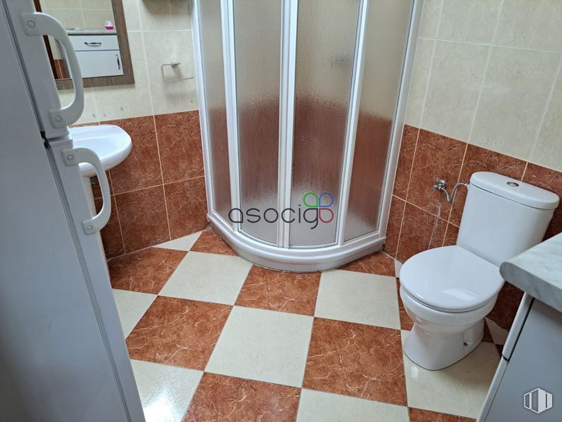 Local en alquiler y venta en Zona Plaza Castilla, Azuqueca de Henares, Guadalajara, 01920 con inodoro, fregadero, accesorios de fontanería, asiento del inodoro, cuarto de baño, madera, suelos, suelo de baldosas, suelo y accesorio alrededor