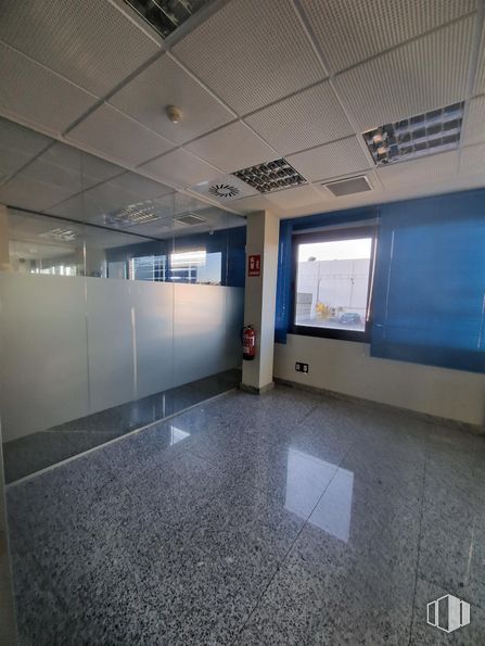 Oficina en alquiler en Zona El Pinar - Punta Galea, Las Rozas de Madrid, Madrid, 28230 con ventana, edificio, hall, puerta, suelo, suelos, techo, aparcamiento, ciudad y vidrio alrededor