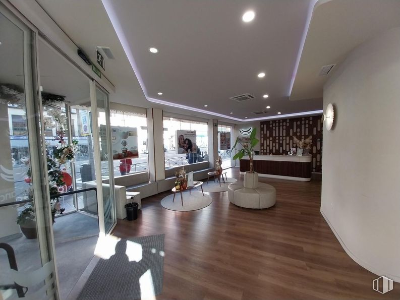 Retail for sale at Calle Bravo Murillo, 296 , Tetuán, Madrid, 28020 with flooring, interior design, ceiling, floor, lobby, wood flooring, houseplant, glass, laminate flooring and chair around