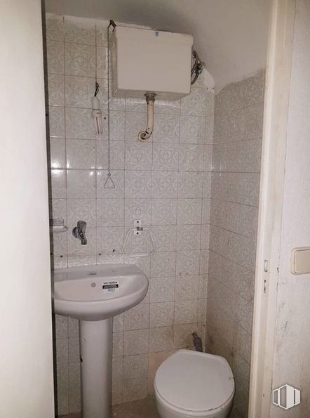 Local en alquiler en Avenida Marqués de Corbera, Ciudad Lineal, Madrid, 28017 con inodoro, fregadero, propiedad, lavabo, edificio, accesorios de fontanería, grifo, cuarto de baño, morado y accesorio alrededor