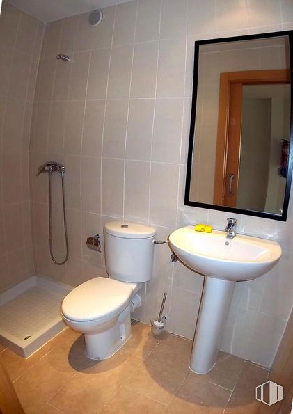 Oficina en alquiler en Calle Pedrezuela, 4, Alcorcón, Madrid, 28925 con inodoro, fregadero, espejo, accesorio de fontanería, lavabo de baño, propiedad, grifo, asiento de inodoro, morado y baño alrededor