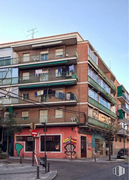 Local en venta en Calle San Blas, 2, Alcorcón, Madrid, 28921 con edificio, cielo, ventana, diseño urbano, condominio, fachada, edificio comercial, casa, metrópoli y ciudad alrededor