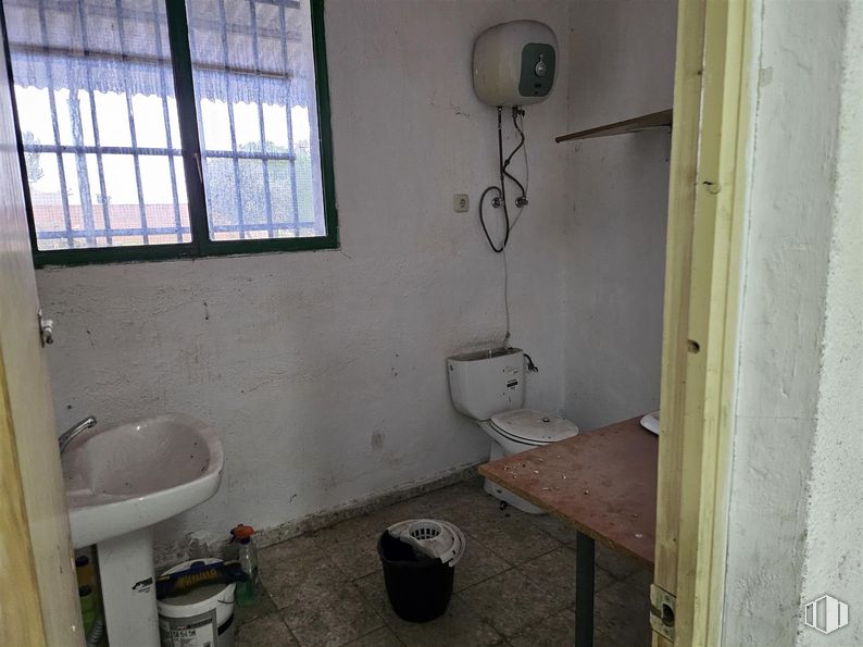 Industrial for sale & for rent at Centro Urbano, Carranque, Toledo, 45216 with toilet, window, sink, plumbing fixture, bathroom, interior design, fixture, building, bathroom sink and floor around