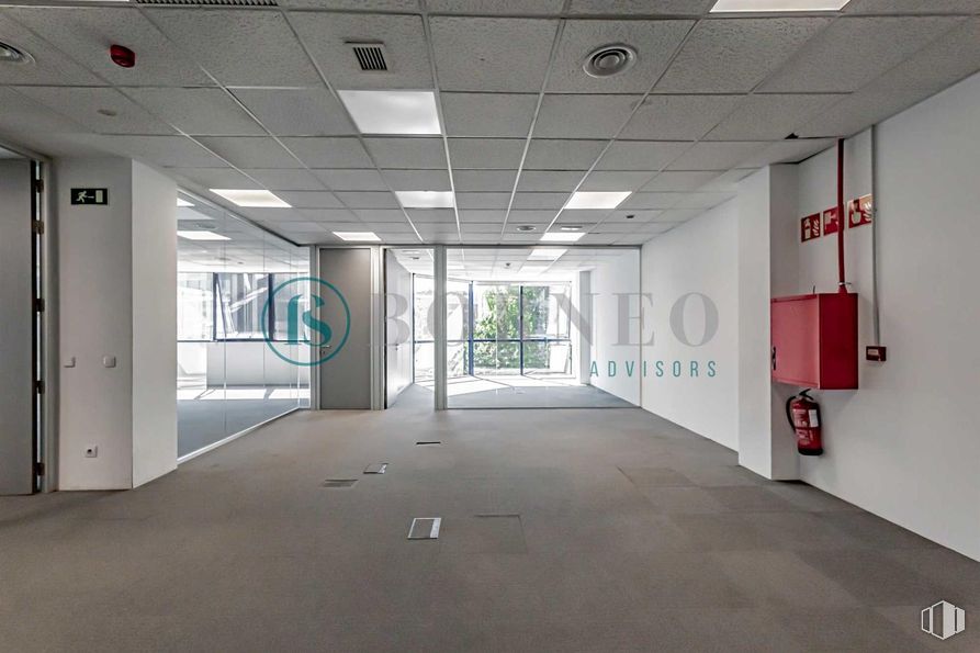 Oficina en alquiler en Edificio Fiteni II, Calle Emilio Vargas, 1, Ciudad Lineal, Madrid, 28043 con accesorio, hall, suelos, suelo, techo, espacio, puerta, simetría, vidrio y arte alrededor