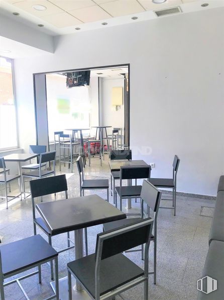 Retail for rent at Centro urbano, Talavera de la Reina, Toledo, 45600 with chair, table, furniture, property, building, interior design, window, flooring, wood and house around